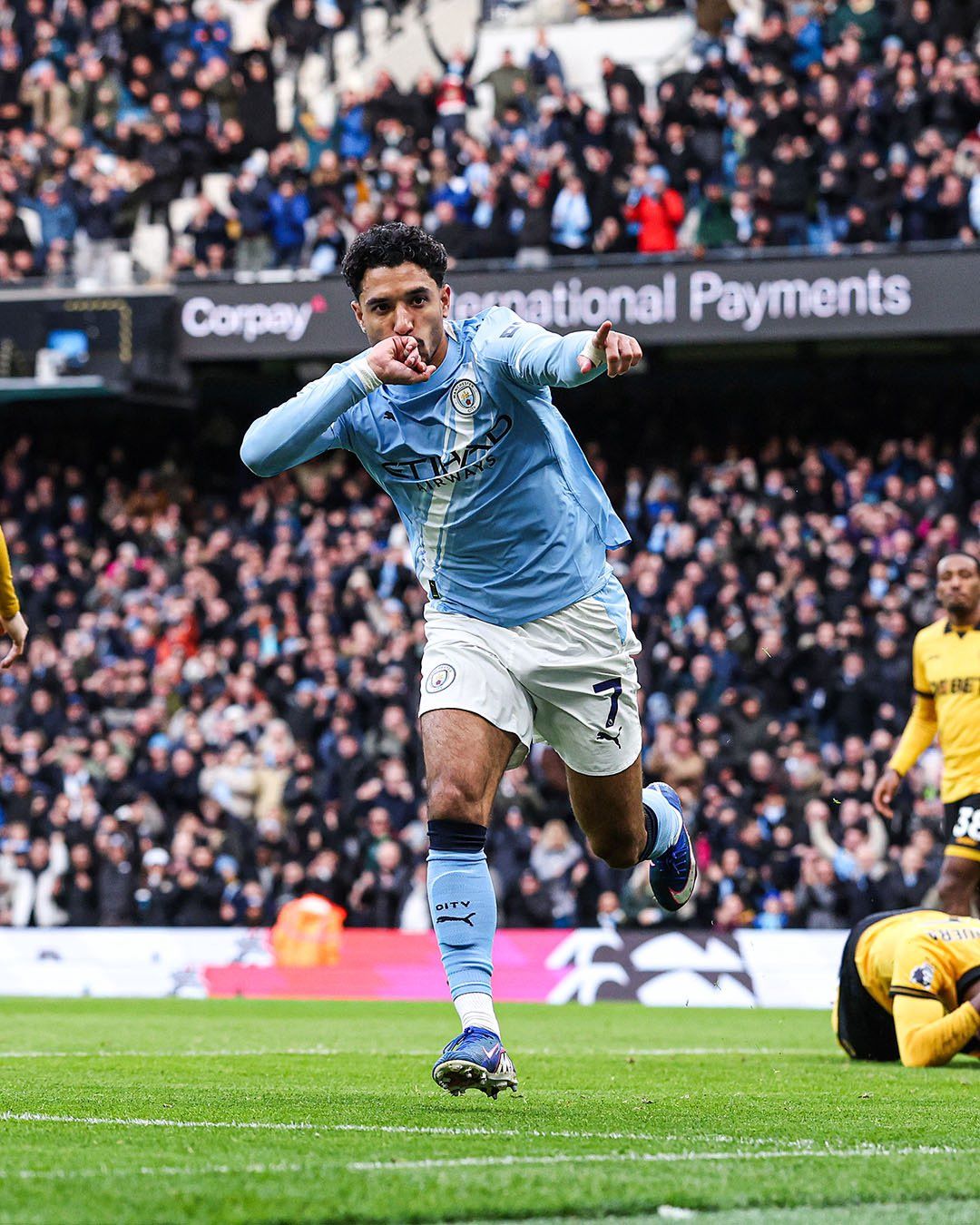 عمر مرموش يخسر 17 مليون إسترليني بسبب مانشستر...