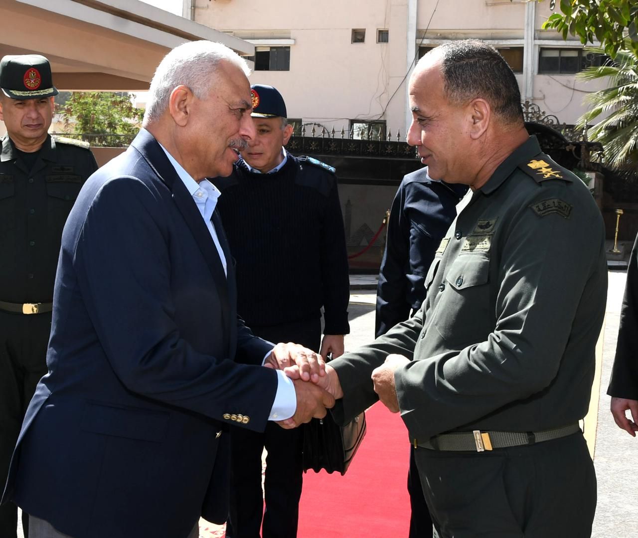 المتحدث العسكري: القوات المسلحة تجري مراسم تسليم وتسلم القيادة في تقليد عسكري أصيل| صور