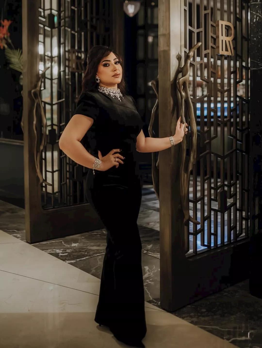 بجامبسوت أسود لافت.. بوسي تخطف الأنظار بإطلالة كاجوال...