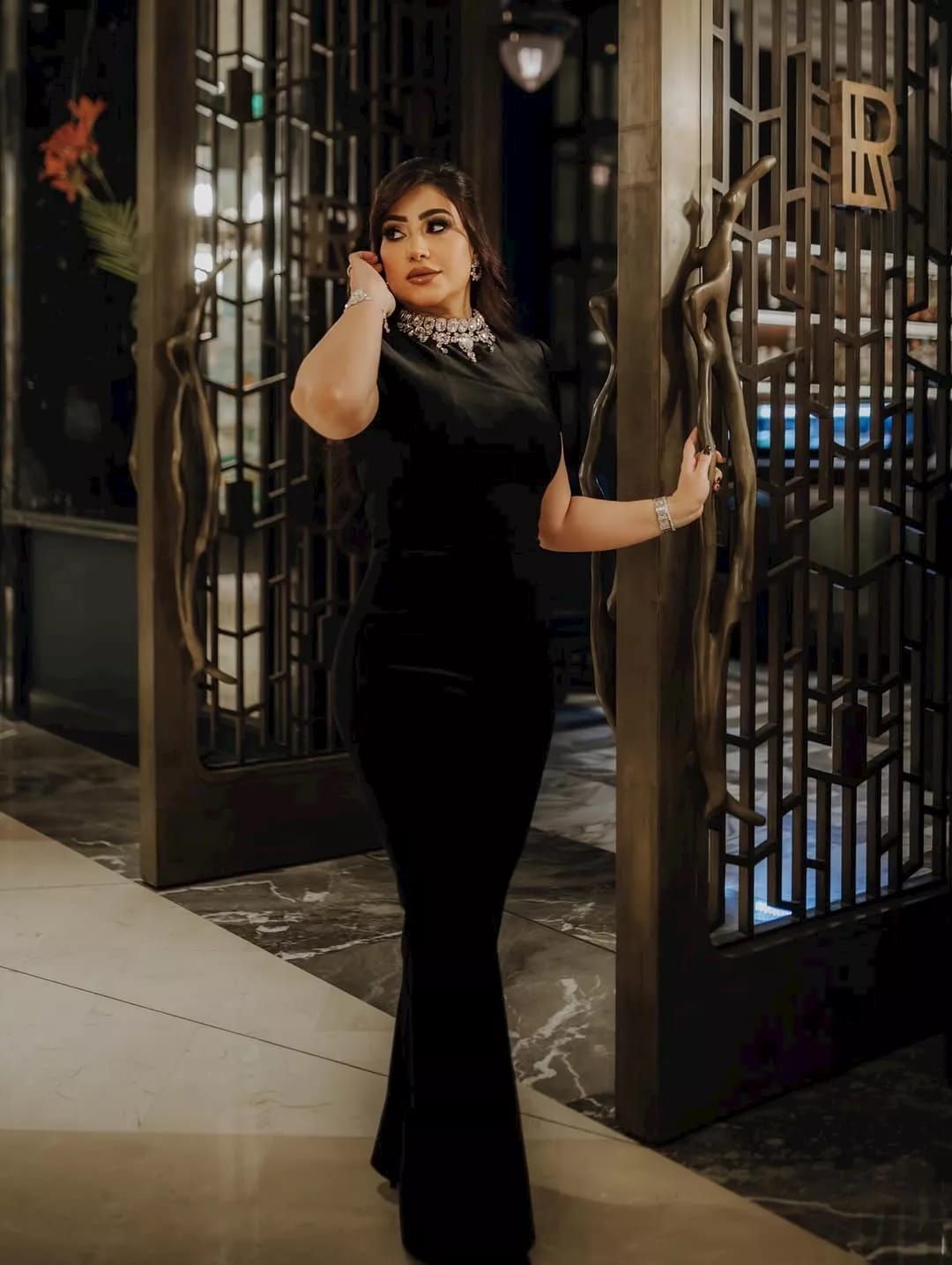 بجامبسوت أسود لافت.. بوسي تخطف الأنظار بإطلالة كاجوال...