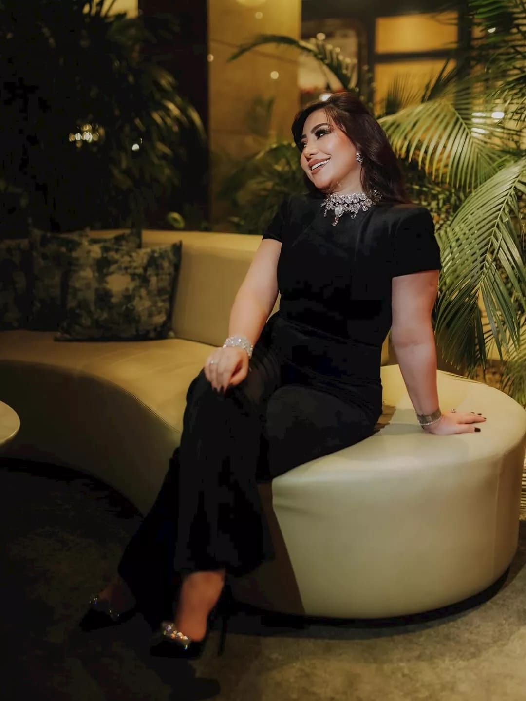 بجامبسوت أسود لافت.. بوسي تخطف الأنظار بإطلالة كاجوال...