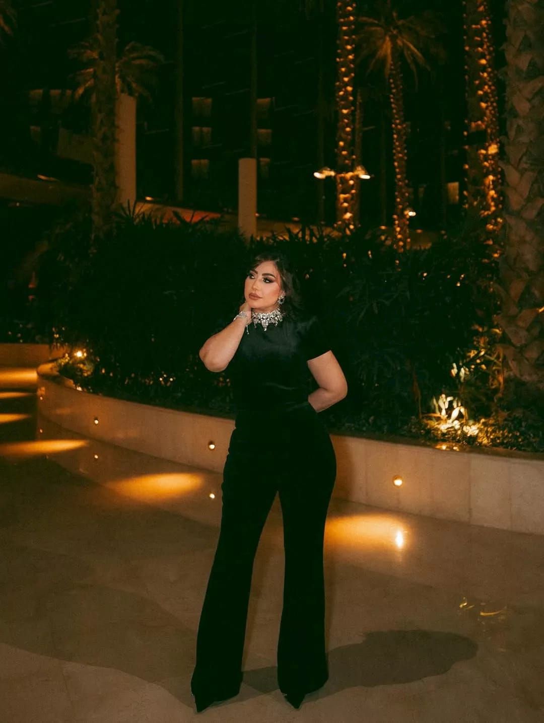 بجامبسوت أسود لافت.. بوسي تخطف الأنظار بإطلالة كاجوال...