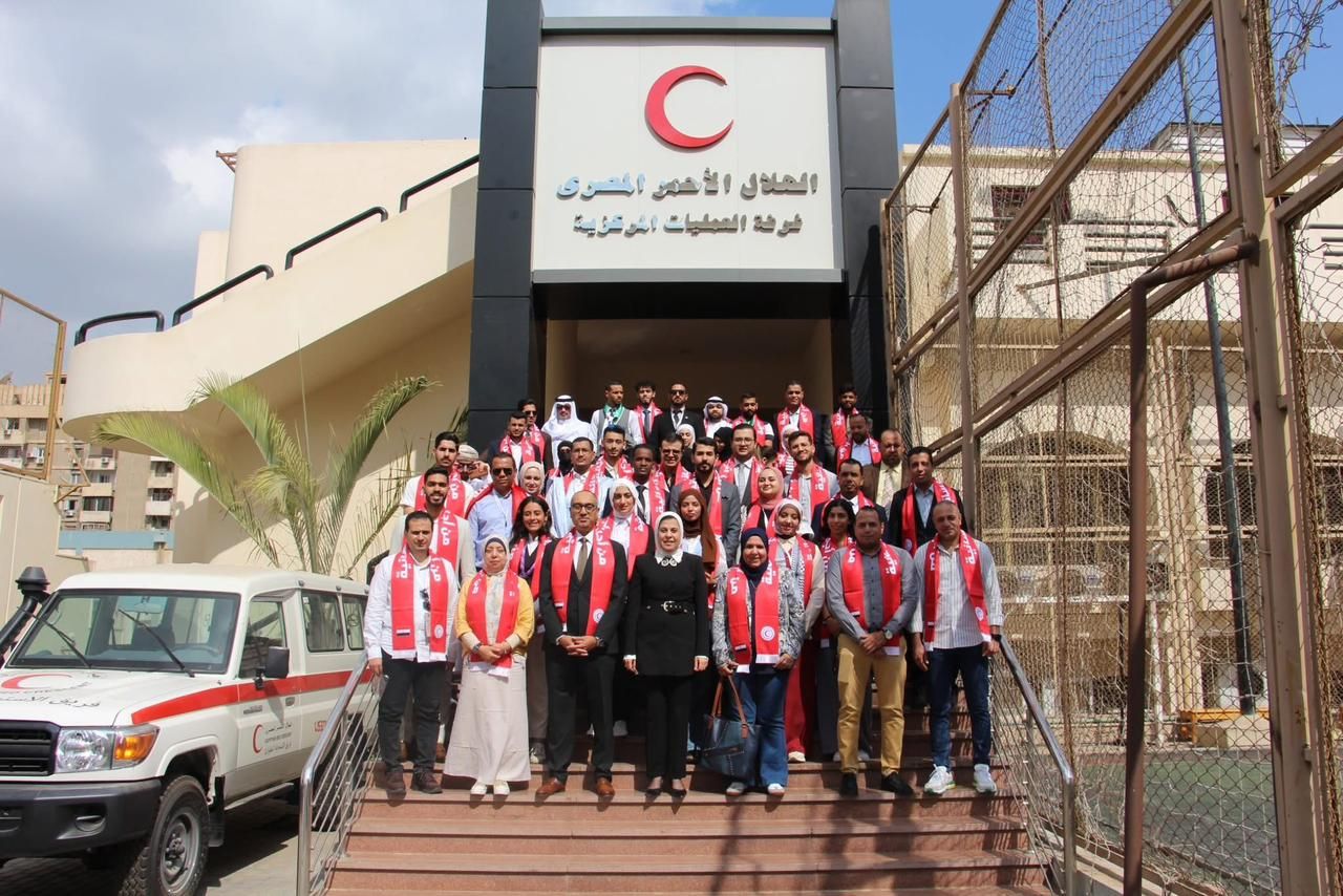 الهلال الأحمر المصري يوزع مليون وجبة إفطار على...