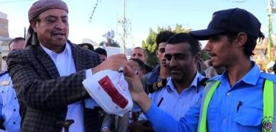 أخبار اليمن : عُباد يدّشن توزيع وجبات الإفطار لرجال لمرور