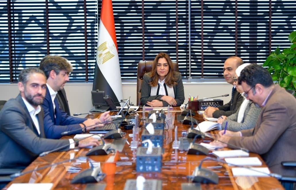 وزيرة التنمية المحلية والبيئة تبحث مع شركة كلين كربون تحويل المخلفات إلى وقود