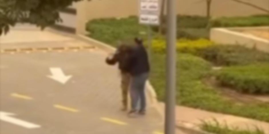 الداخلية: ضبط المتهم بالتعدي على فرد أمن إداري بأحد المجمعات السكنية بالقاهرة الجديدة (فيديو)