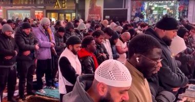مسلمون يقيمون صلاة التراويح في ساحة بميدان تايمز سكوير في نيويورك.. فيديو