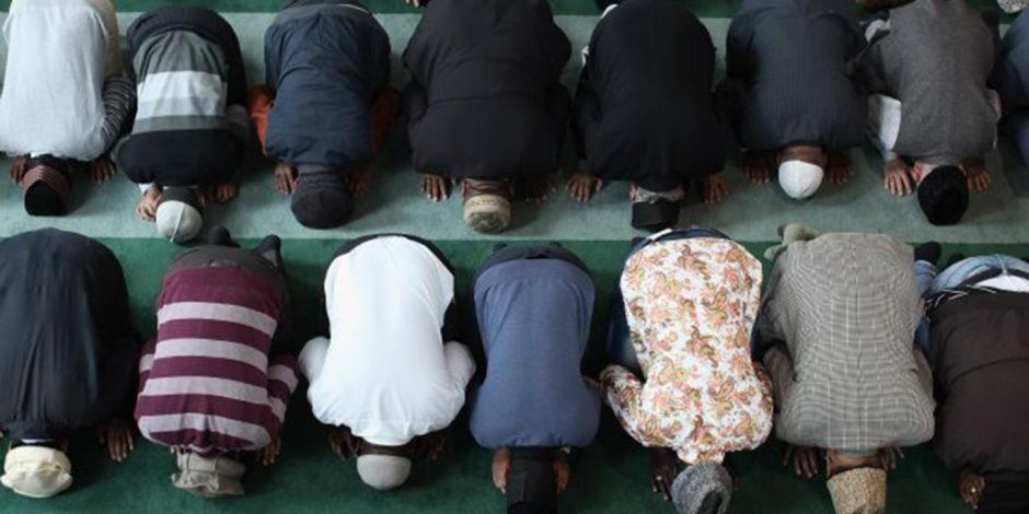 مسلمون يقيمون صلاة التراويح في ساحة بميدان تايمز سكوير في نيويورك.. فيديو