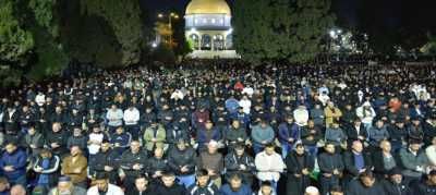 أخبار اليمن : 100 ألف مصلٍ بالمسجد الأقصى