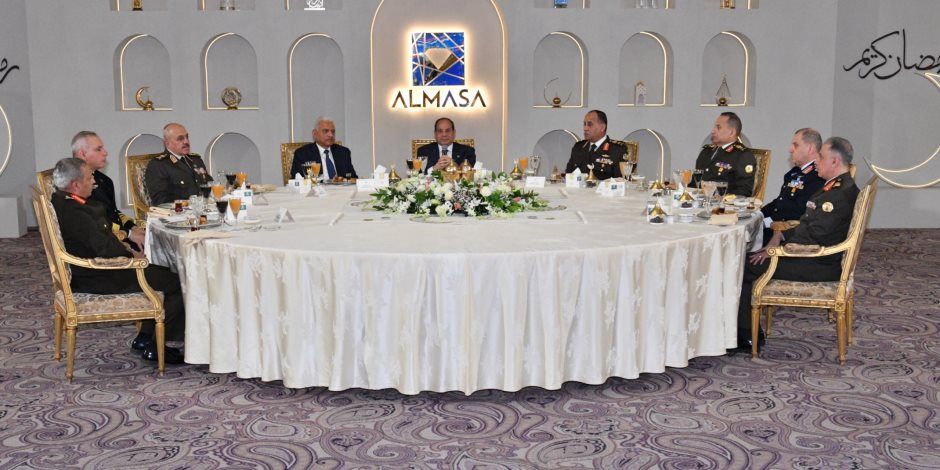 الرئيس السيسى يتناول الإفطار مع قادة القوات المسلحة ويؤكد: قوة هذا الوطن في تلاحم مؤسساته