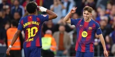 برشلونة يستعيد الصدارة بثلاثية