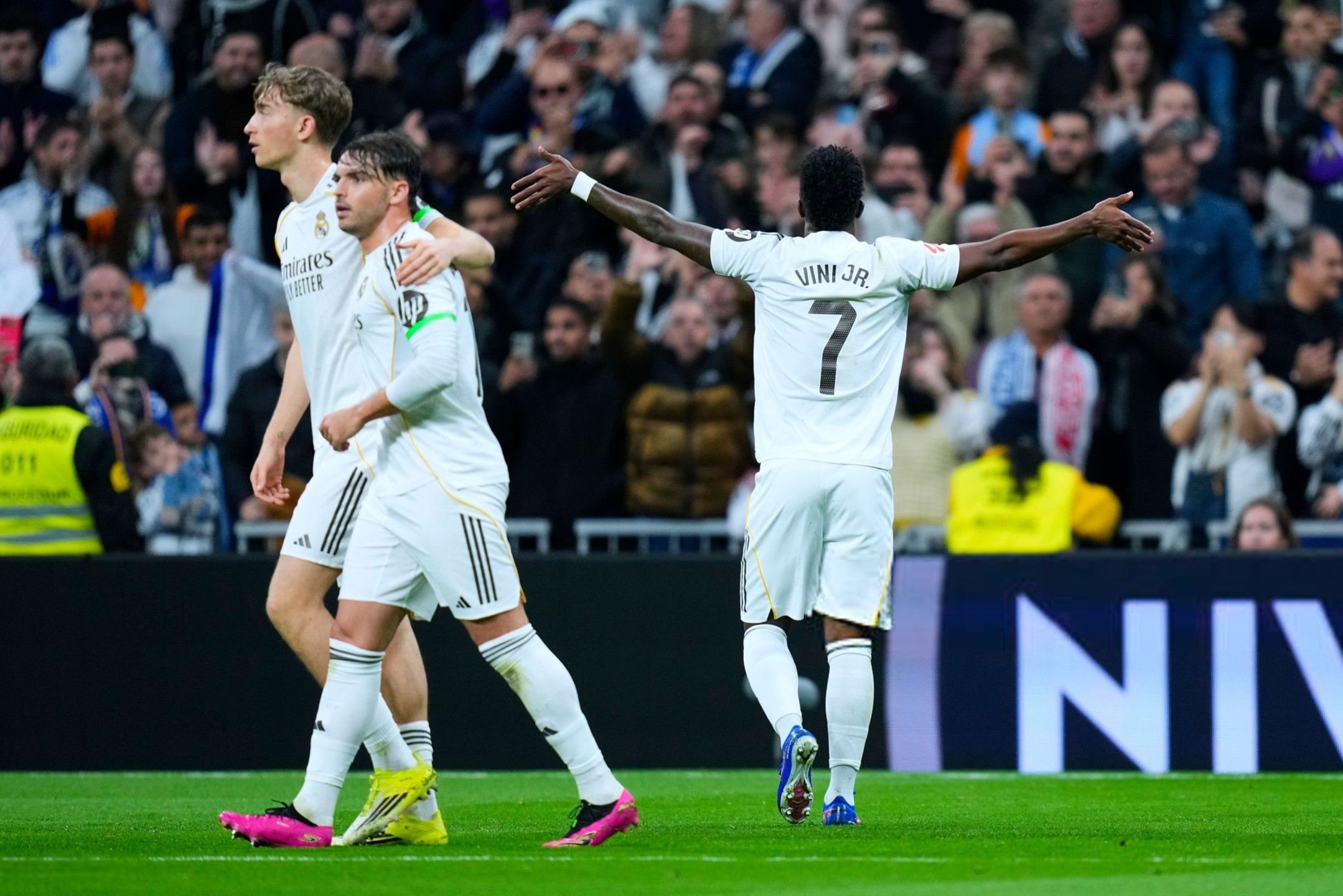 معشوق الجماهير.. معلق مباراة ريال مدريد ضد بنفيكا...