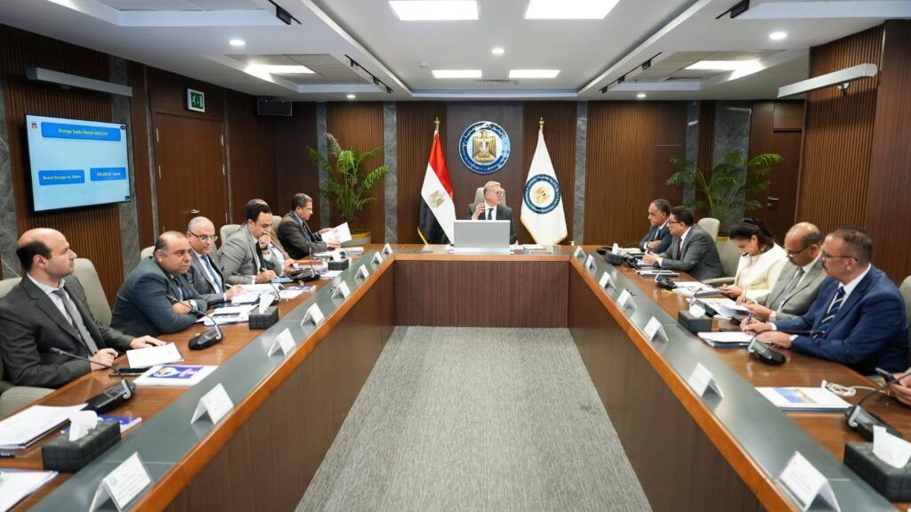 ميناء الحمراء البترولي يبدأ نشاط تخزين وتداول الخام لحساب الغير