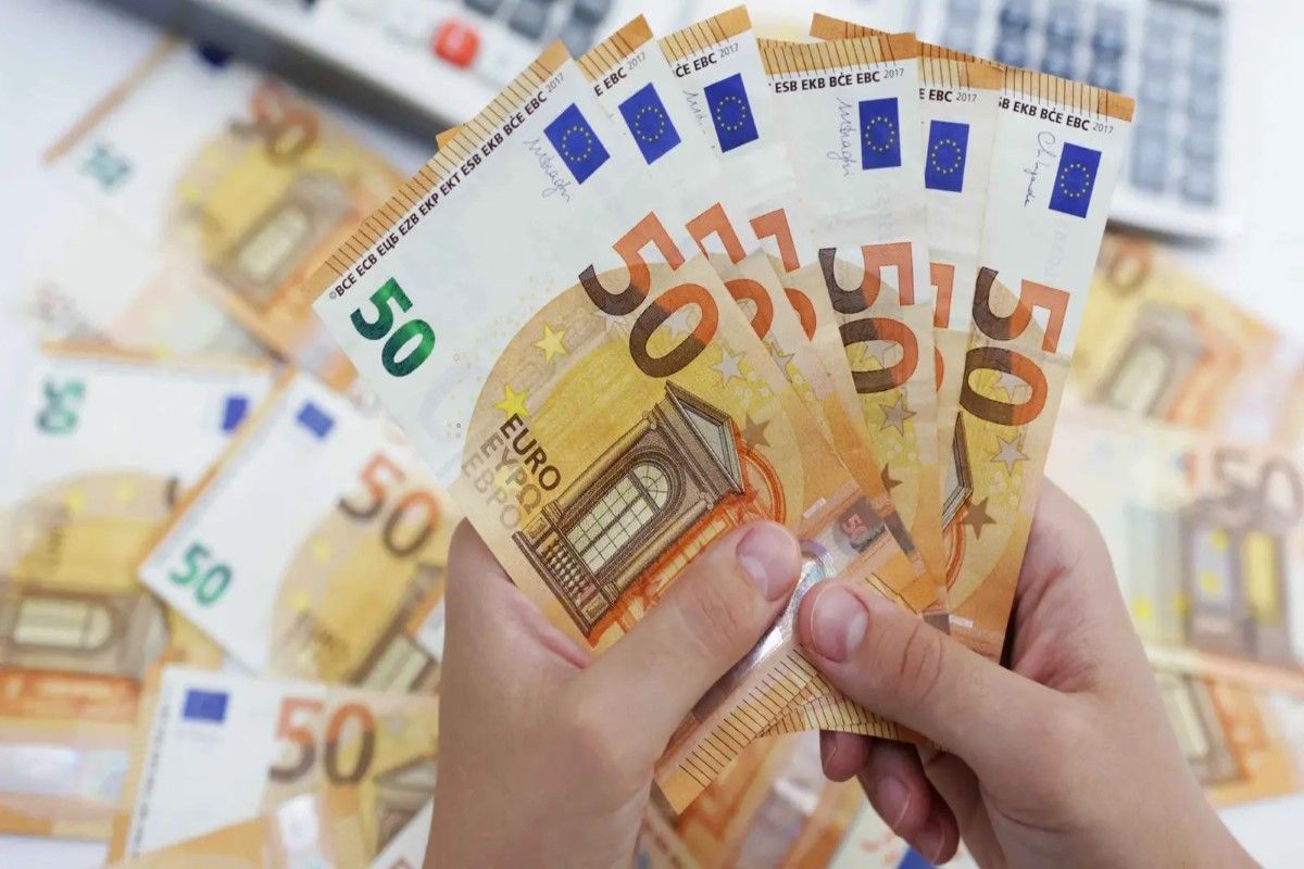 اليورو بكام النهاردة؟ استقرار العملة الأوروبية في البنوك...