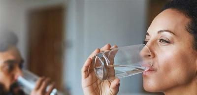 الماء المُملَّح صحيّ: حقيقة أم وَهم؟