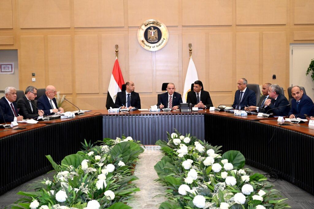 تنسيق حكومي بين وزارات الاستثمار والصناعة والعمل لدعم قطاع الملابس الجاهزة