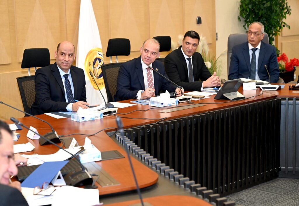 تنسيق حكومي بين وزارات الاستثمار والصناعة والعمل لدعم قطاع الملابس الجاهزة