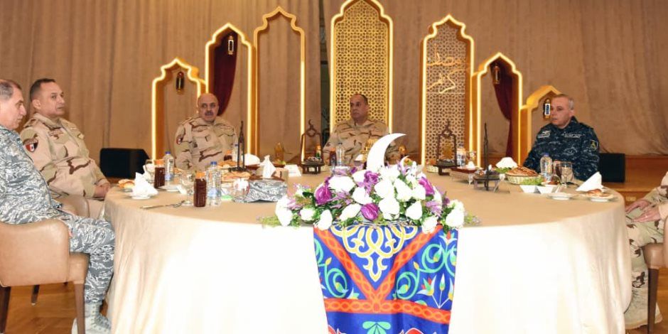 الفريق أشرف سالم زاهر يلتقى مقاتلى القوات البحرية والمنطقة الشمالية ويشاركهم تناول وجبة الإفطار