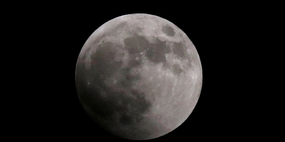 قمر رمضان يكتمل بدرًا الليلة في مشهد يخطف الأنظار