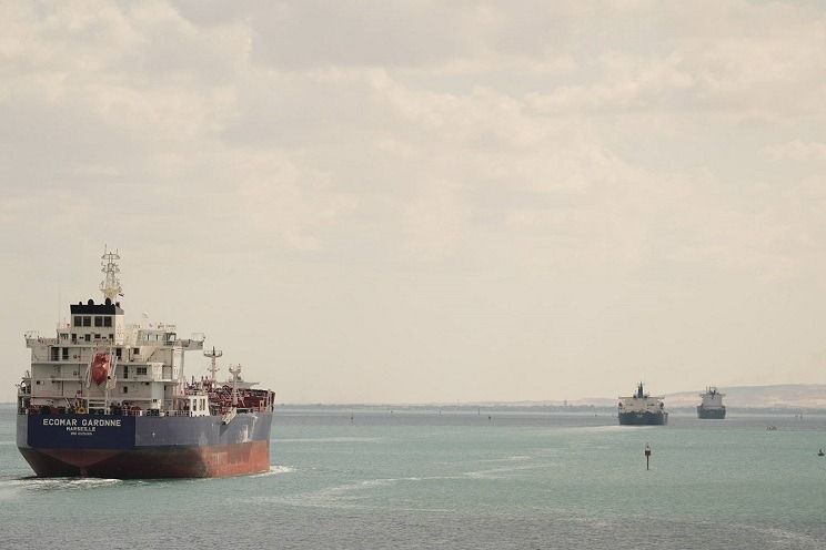 قناة السويس تشهد عبور 56 سفينة بإجمالي حمولات صافية 2.6 مليون طن