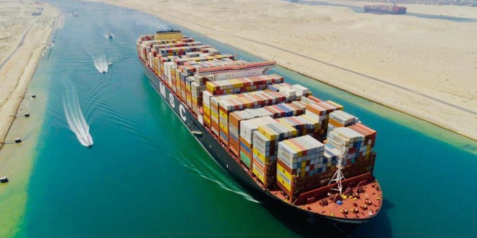أسامة ربيع: انتظام حركة الملاحة بقناة السويس وعبور 56 سفينة اليوم