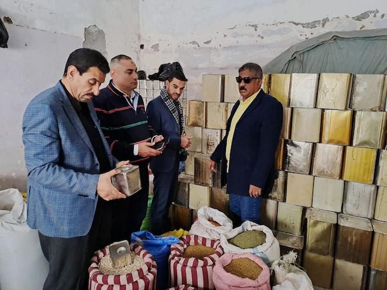 الداخلية تضبط 19 طن سلع فاسدة وتبغ بمصنع...