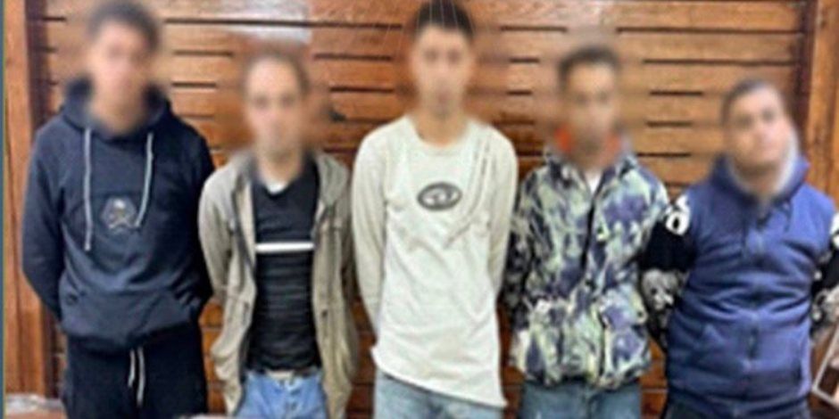 القبض على 5 متهمين ظهروا ملثمين في مقطع فيديو وتعدوا على مواطن بسلاح ناري وأصابوا أخرين بالقليوبية