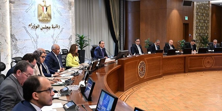 رئيس الوزراء يوجه المحافظين بترشيد استهلاك الكهرباء في الشوارع والطرق الرئيسية