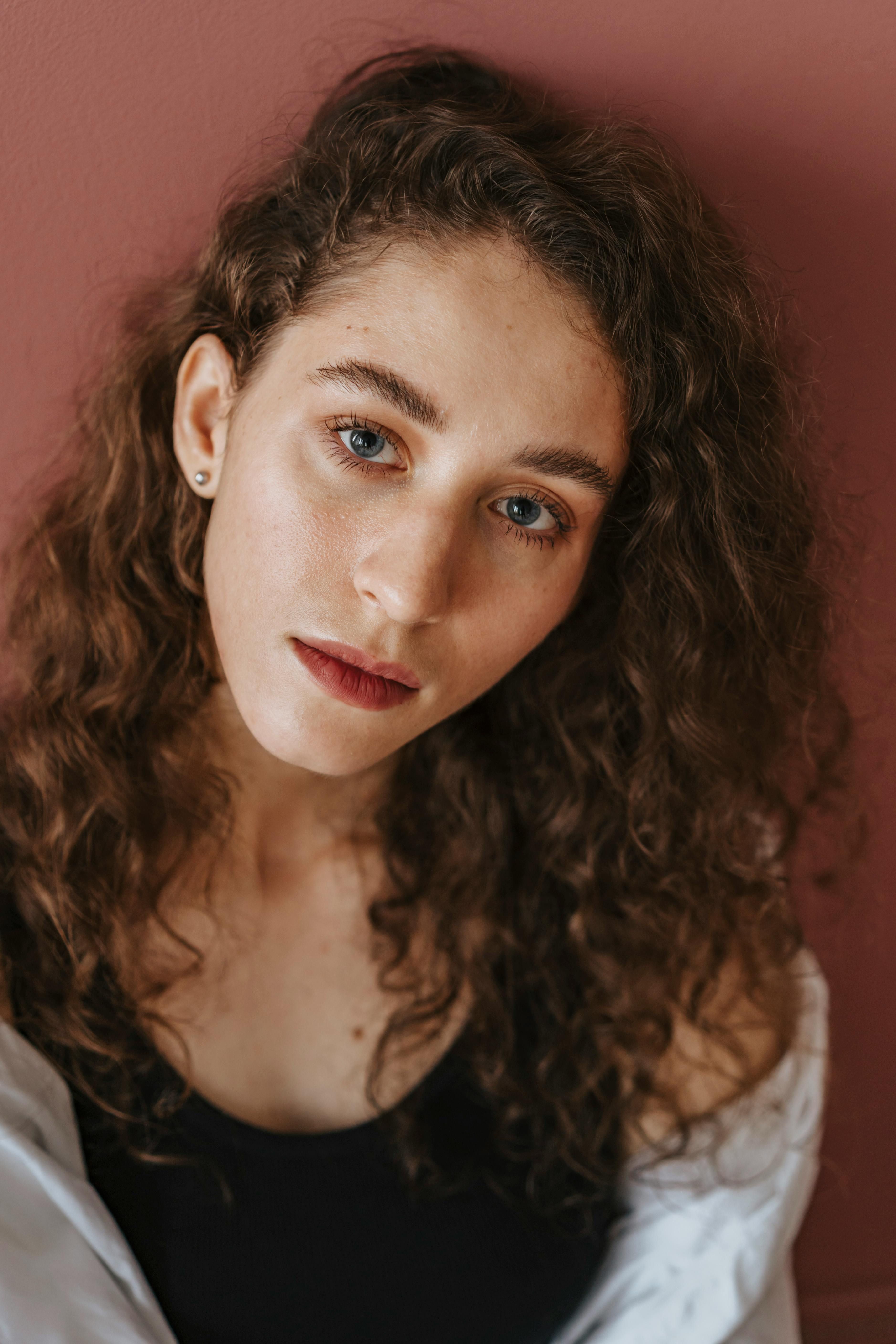 بعد أزمة مي عز الدين الصحية.. طبيب متخصص يكشف لـ"دوت الخليج" أسباب وأعراض صديد المعدة