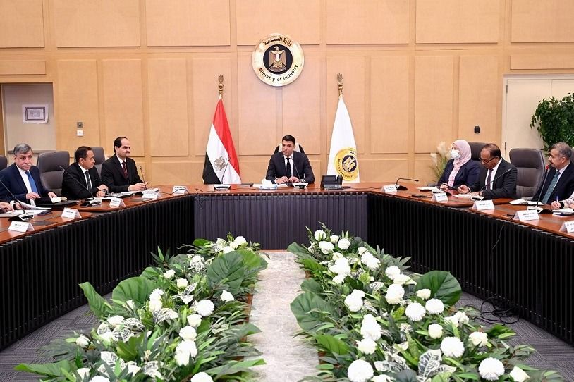 الصناعة تبحث الوصول إلى اتفاق لجدولة مديونيات الغاز المستحقة على شركات السيراميك