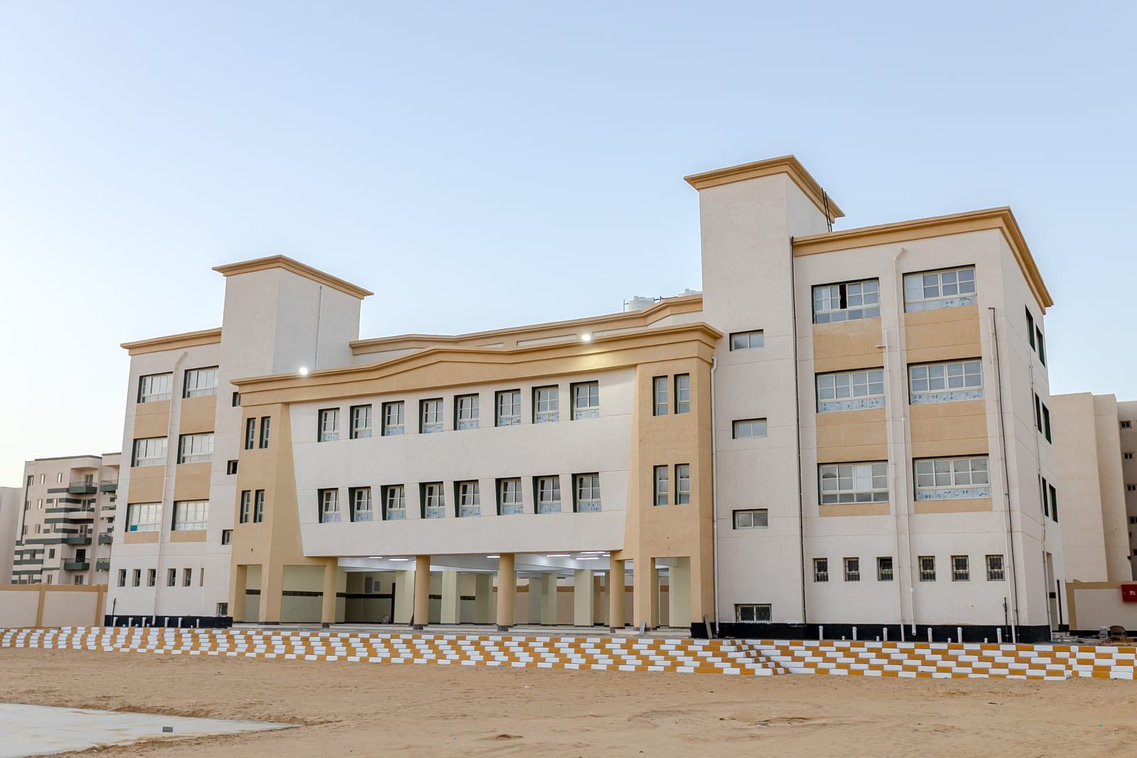 بعد وفاة طالب مصري بسقوطه من نافذة.. وضع...