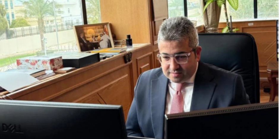 السفير المصري في الدوحة يعقد اجتماعاً افتراضياً مع رموز الجالية للاطمئنان على أوضاعهم