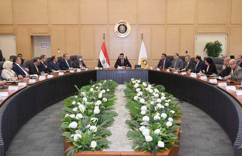 وزير الصناعة: نسعى لبناء استراتيجية متكاملة تعبر عن تطلعات وطموحات القطاع
