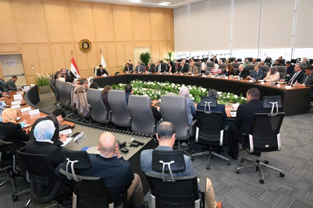 وزير الصناعة: نسعى لبناء استراتيجية متكاملة تعبر عن تطلعات وطموحات القطاع