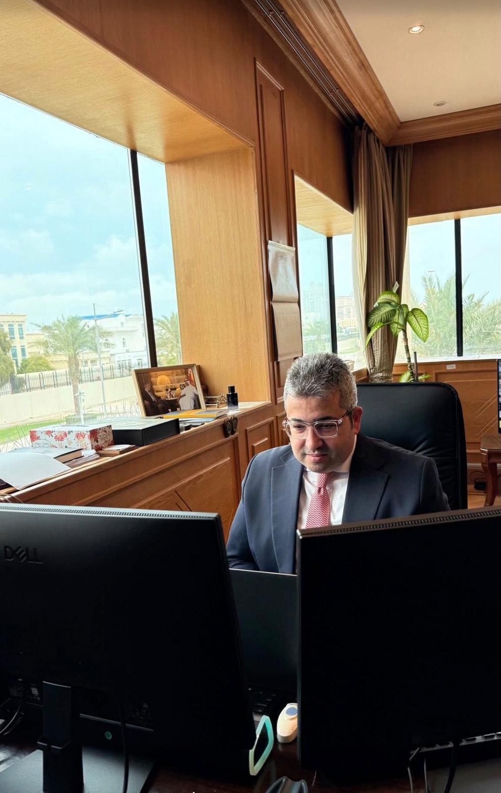السفير المصري في الدوحة يعقد اجتماعاً افتراضياً مع رموز الجالية للاطمئنان على أوضاعهم
