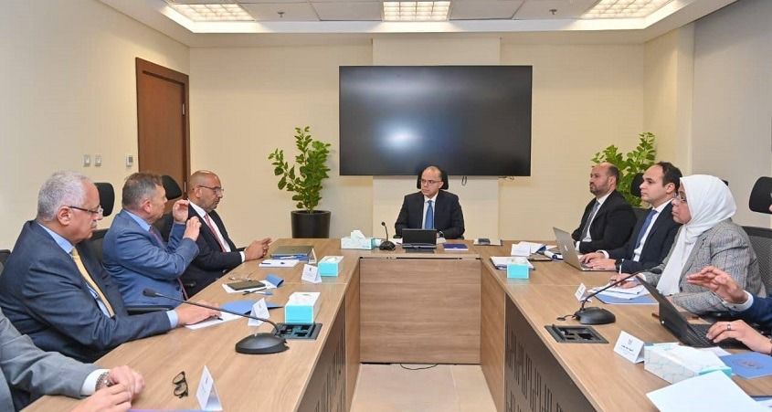 وزير الاستثمار يناقش مع مسئولي شركات السكر وضع السوق وآليات تنظيم التجارة
