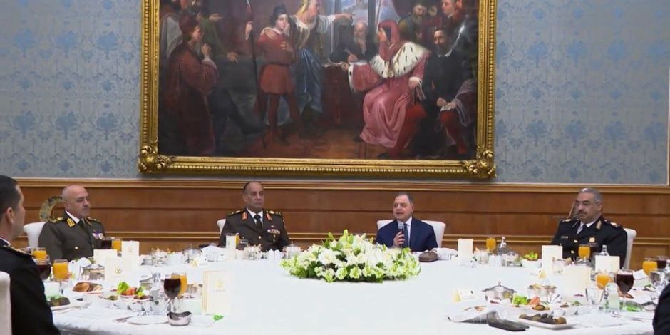 "يد واحدة لحماية الوطن".. قادة القوات المسلحة والشرطة على مائدة إفطار وزارة الداخلية (فيديو)
