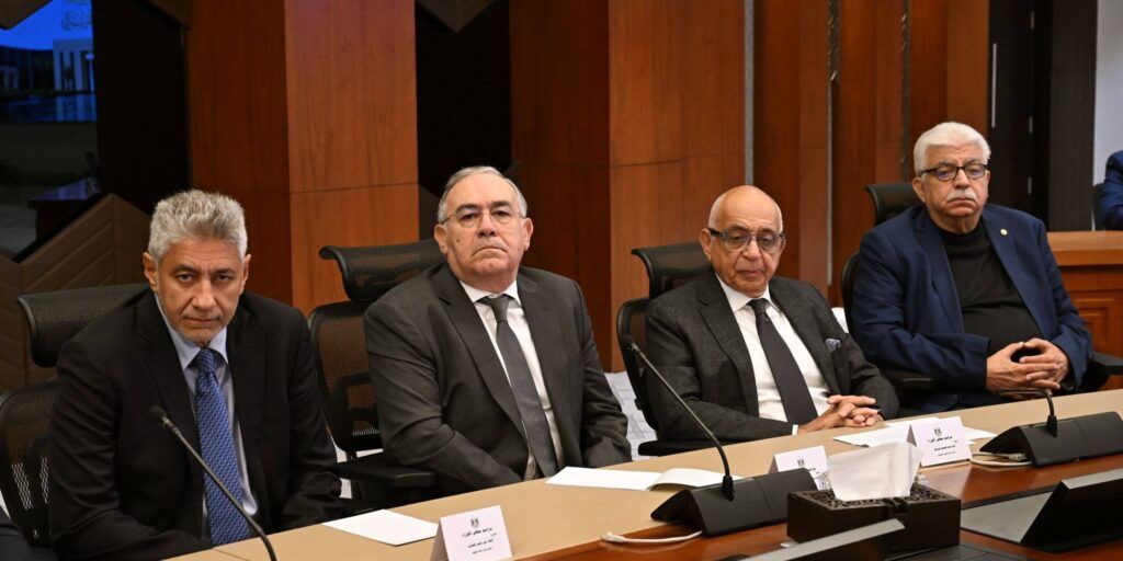 رئيس الوزراء: تأمين كل الاحتياجات التمويلية لتوفير المواد الخام ومستلزمات الإنتاج