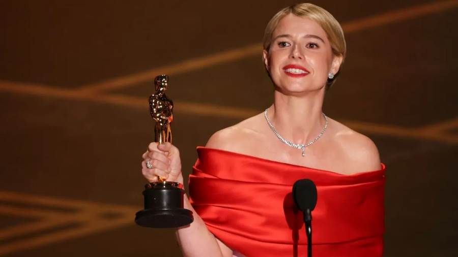 القائمة الكاملة للفائزين بجوائز أوسكار 2026 أسدل الستار منذ قليل عن أكبر حفل سينمائي تقيمه أكاديمية فنون وعلوم الصور المتحركة حيث تم توزيع جوائز أوسكار إقرأ المزيد