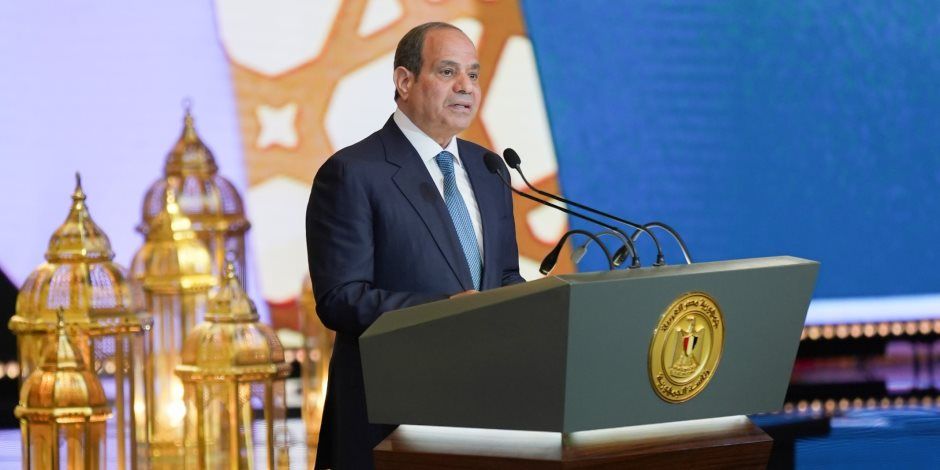 وزير الأوقاف يهدى الرئيس السيسى مجسّما لمسجد العزيز الحكيم - صور