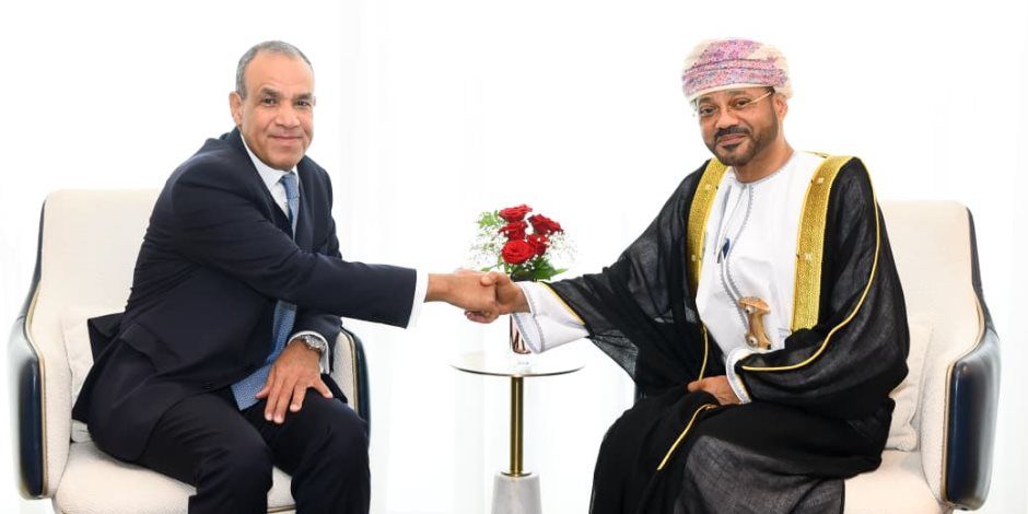 وزير الخارجية يبجث مع نظيره العماني استعراض سبل إنهاء الحرب وتنسيق المواقف العربية
