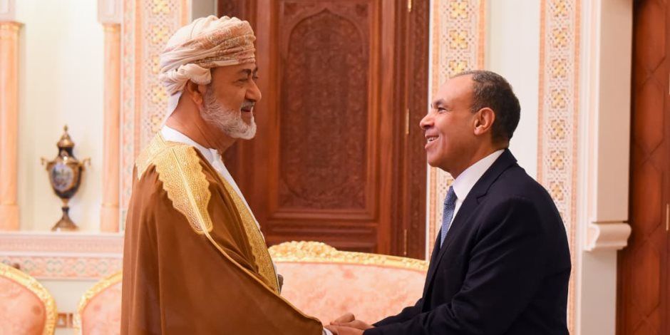 وزير الخارجية ينقل رسالة تضامن إلى سلطان عُمان ويبحث جهود احتواء التصعيد الإقليمي