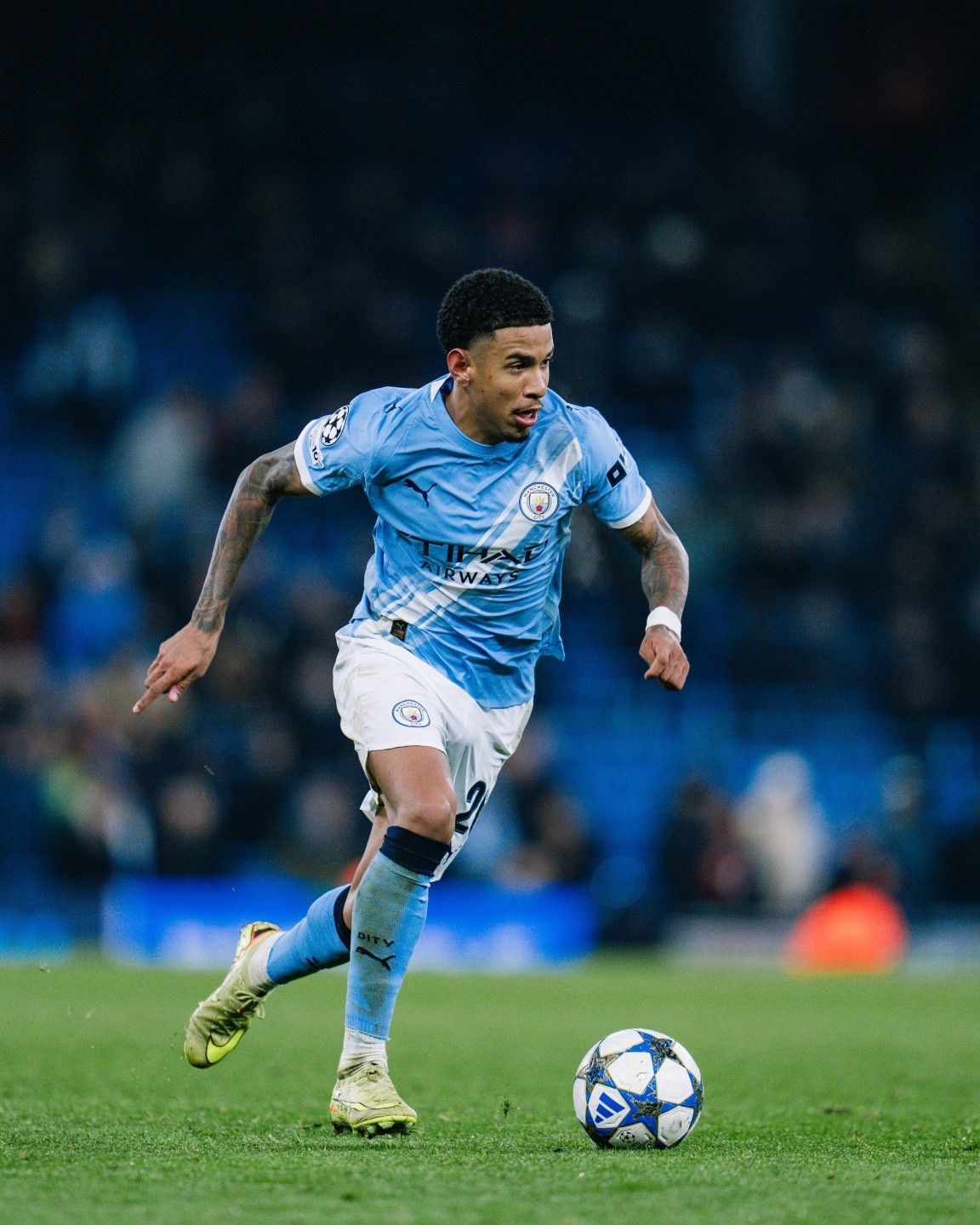 معشوق الجماهير.. معلق مباراة مانشستر سيتي ضد ريال...