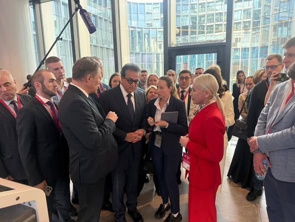 وزير الصحة يستعرض تجربة مصر في تطوير الرعاية الطبية بروسيا