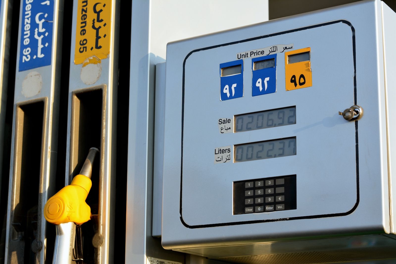 كم وصل اللتر بعد الزيادة الرسمية؟.. أسعار البنزين...