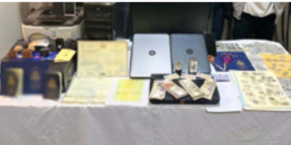 أمن دمياط يضبط شخصان يزوران دفاتر هوية وجوازات سفر بحرية