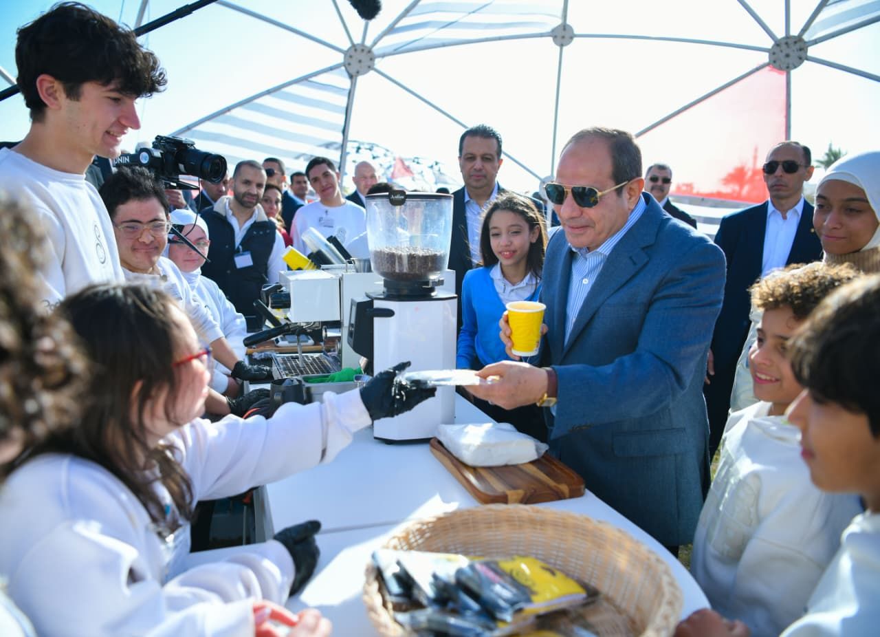 الرئيس السيسي يشارك أطفال شهداء الوطن فرحتهم بعيد الفطر المبارك "صور"