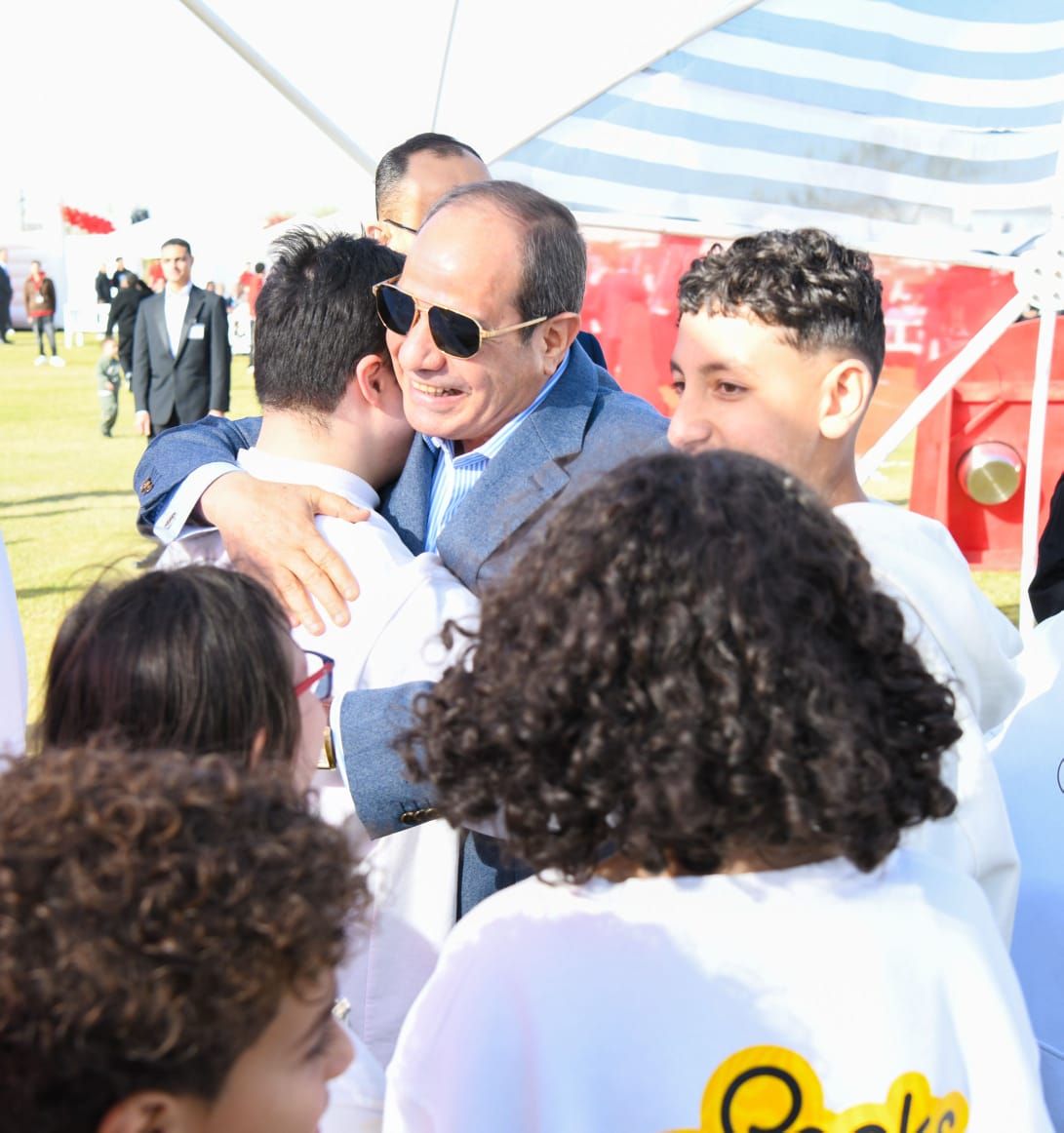 الرئيس السيسي يشارك أطفال شهداء الوطن فرحتهم بعيد الفطر المبارك "صور"