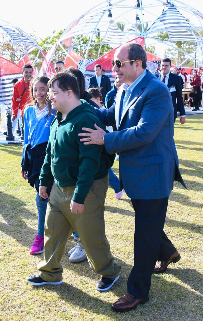 الرئيس السيسي يشارك أطفال شهداء الوطن فرحتهم بعيد الفطر المبارك "صور"