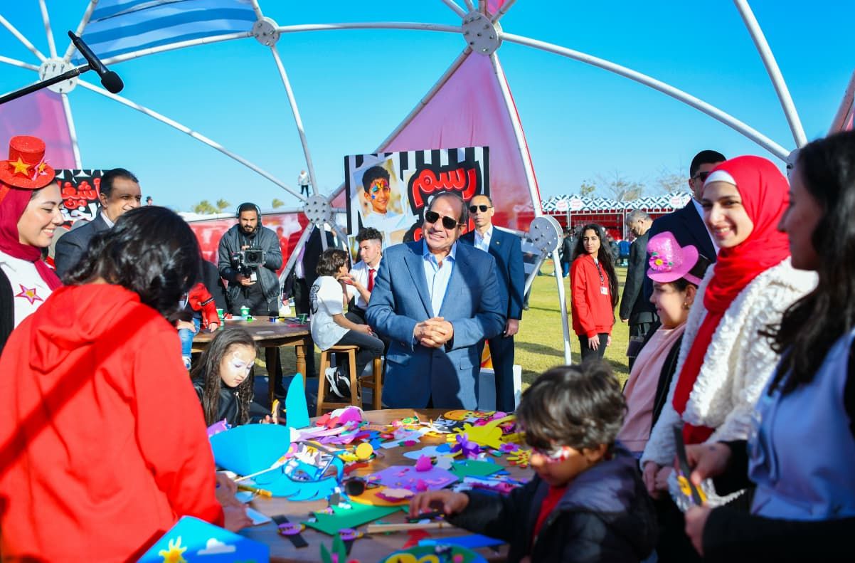 الرئيس السيسي يشارك أطفال شهداء الوطن فرحتهم بعيد الفطر المبارك "صور"